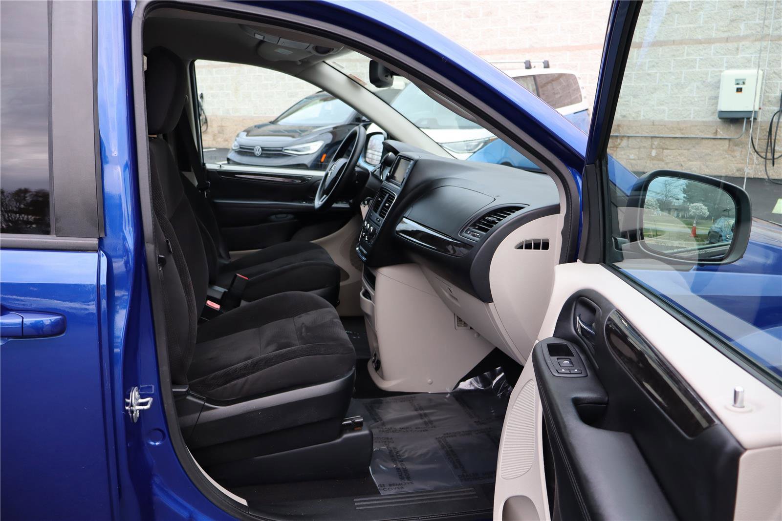 Used 2018 Dodge Grand Caravan SE w/ UConnect Hands-Free Group image 23