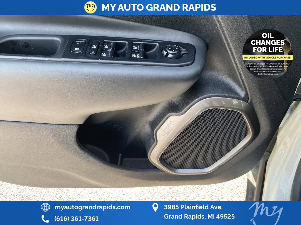Used 2023 Jeep Renegade Latitude AWD/4WD image 13