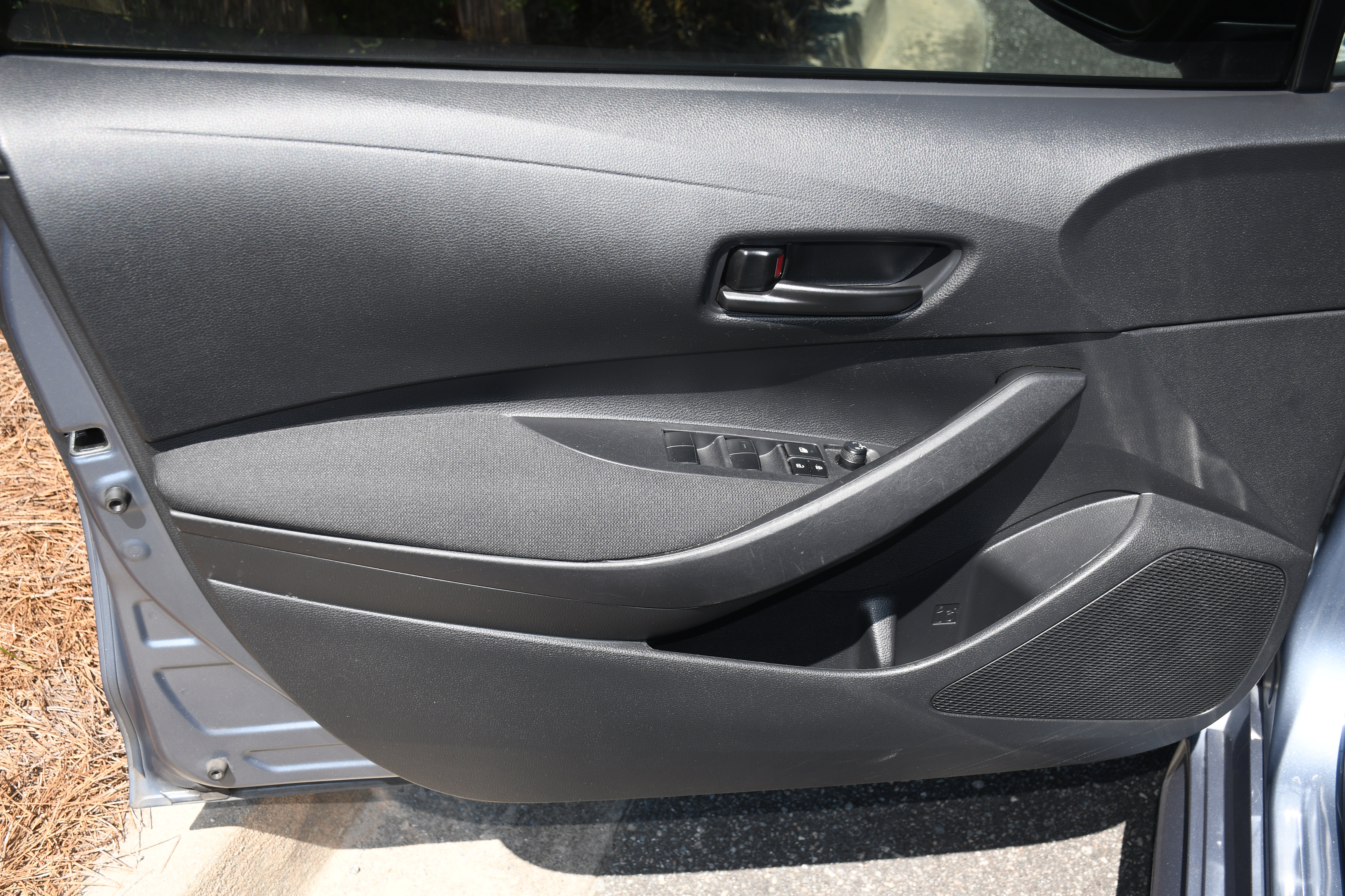 Used 2024 Toyota Corolla LE w/ LE Convenience Package FWD image 9