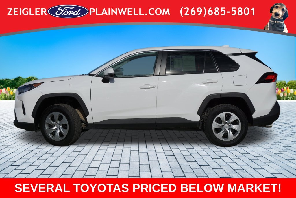 Used 2022 Toyota RAV4 LE FWD image 2