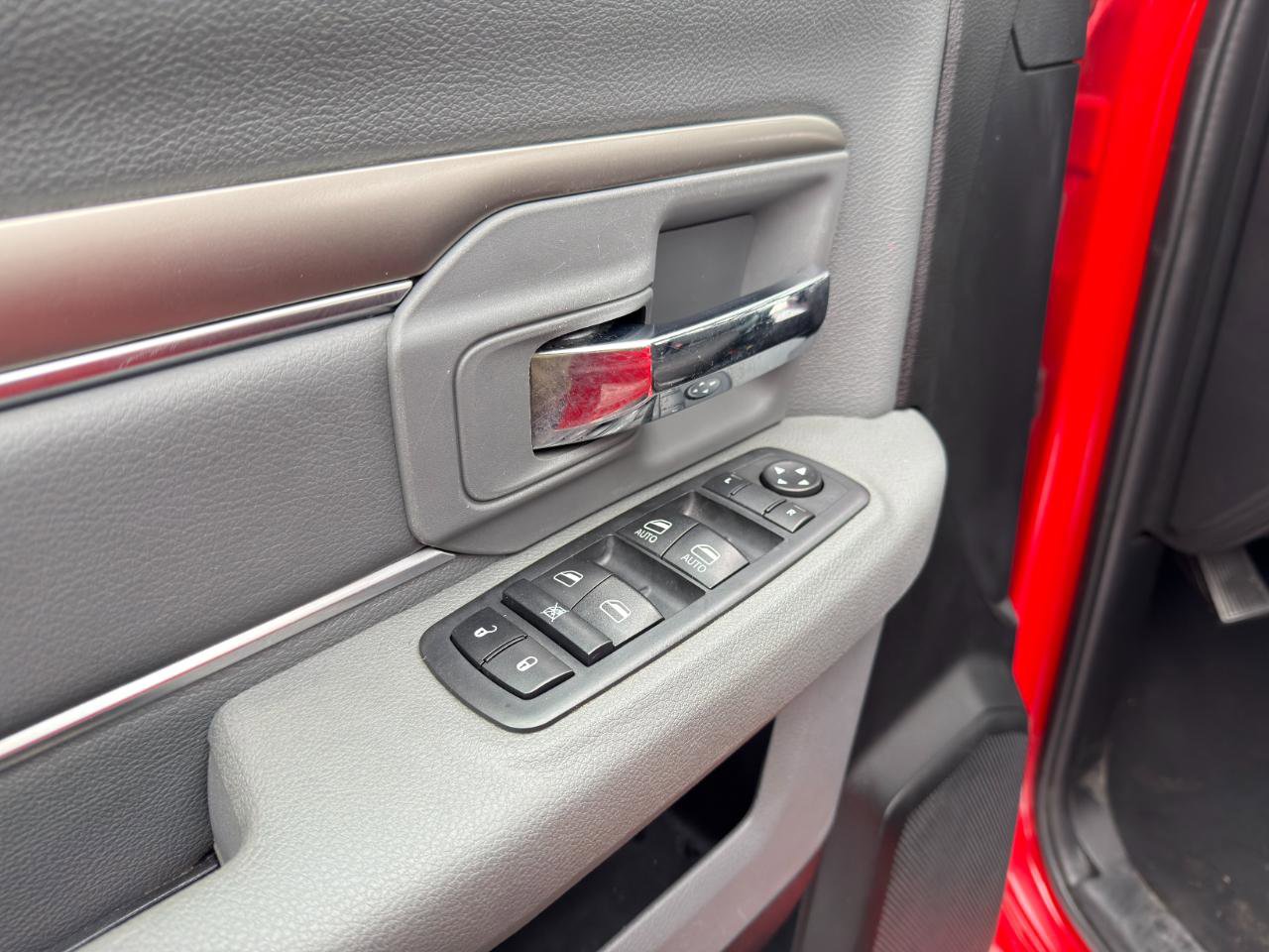 Used 2020 RAM 1500 Classic SLT image 31