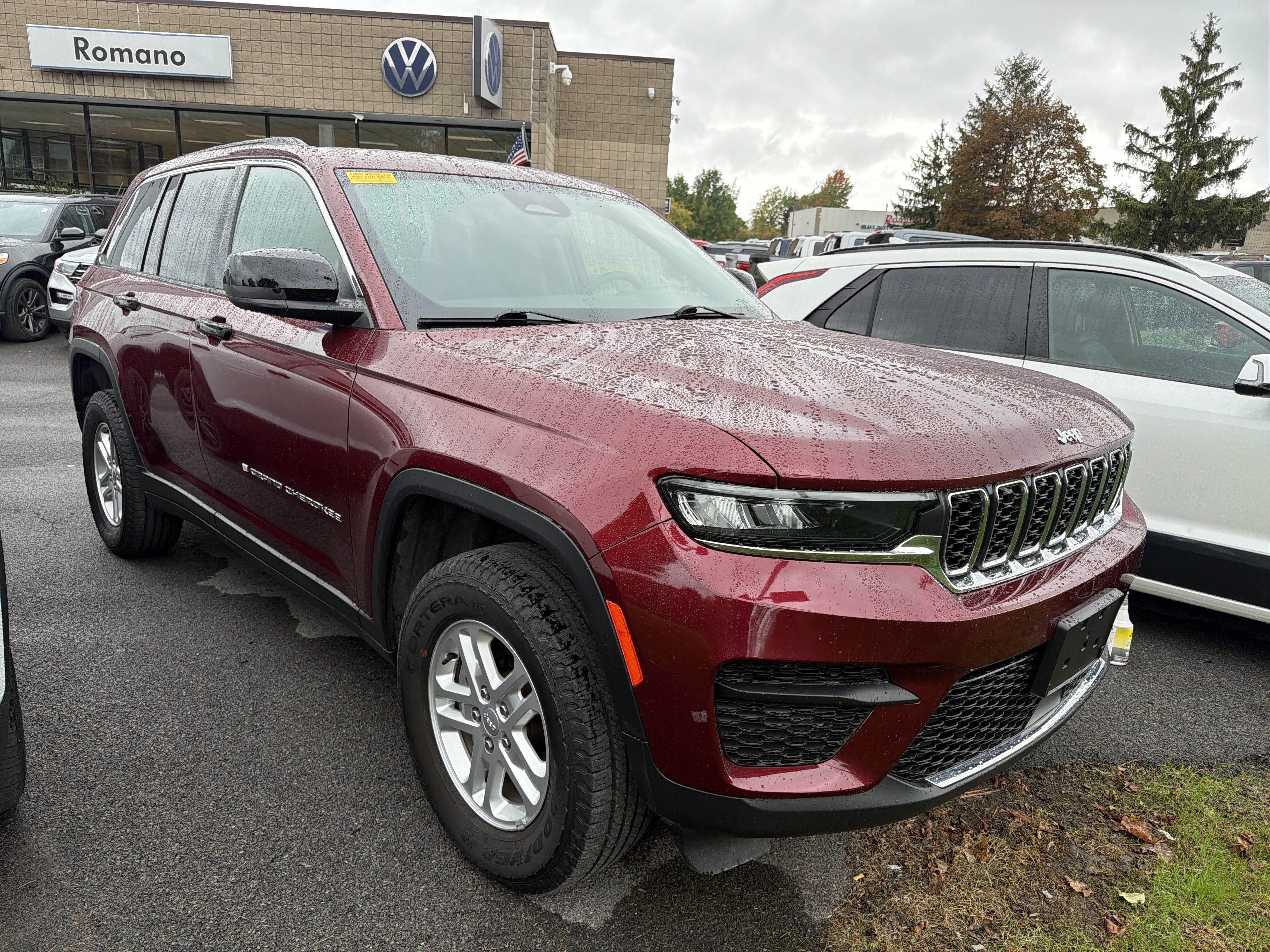 Used 2024 Jeep Grand Cherokee Laredo AWD/4WD image 2
