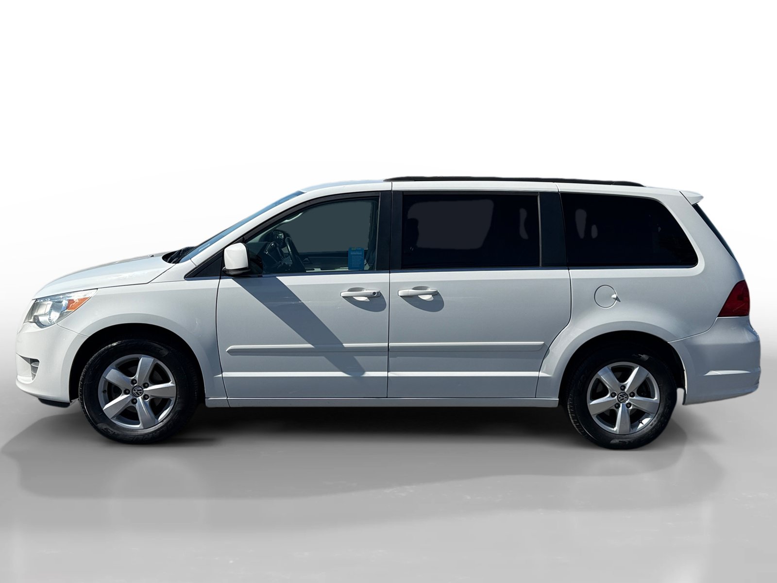 Used 2011 Volkswagen Routan SE FWD image 2