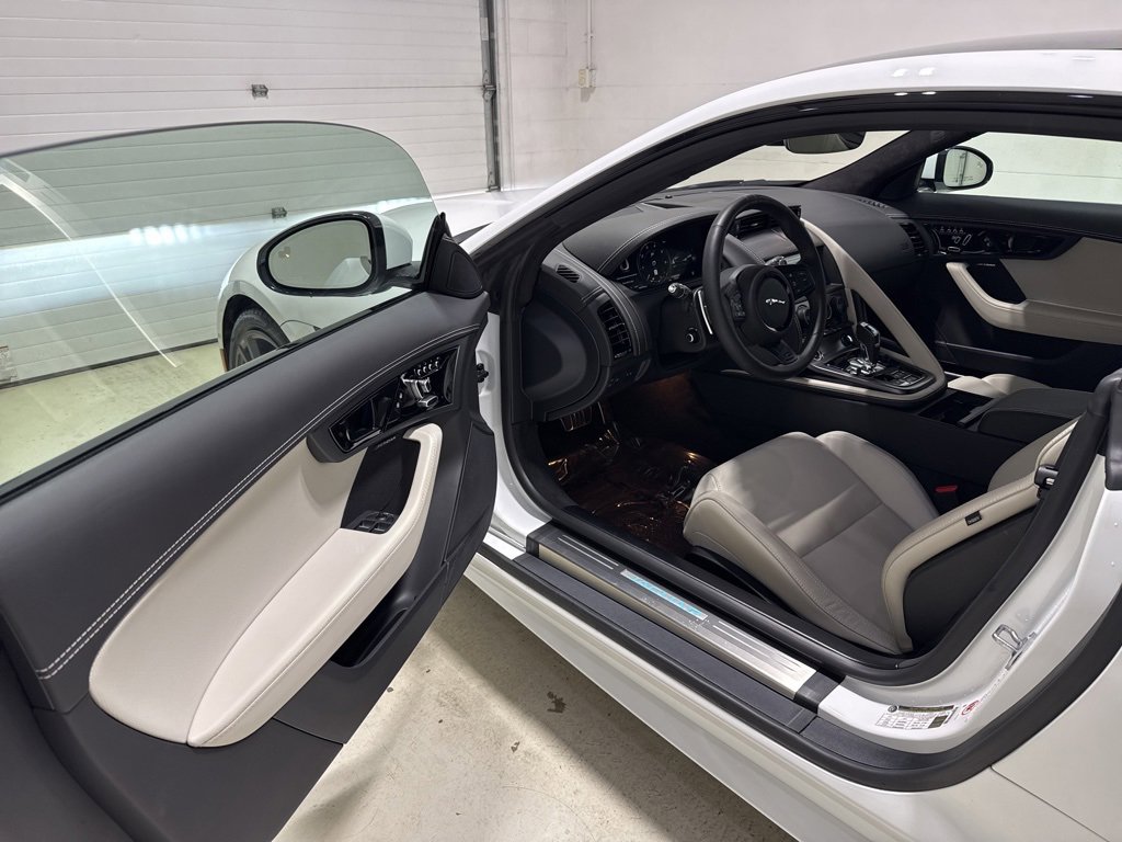 Used 2024 Jaguar F-TYPE R image 18