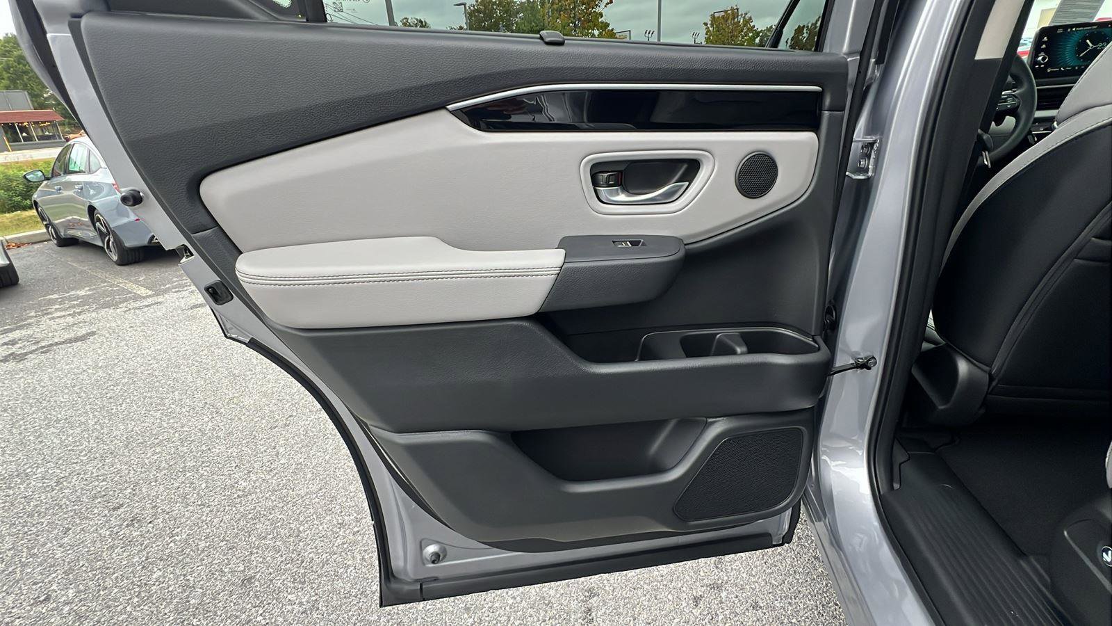 New 2025 Honda Pilot Touring image 18