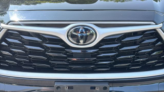 Used 2021 Toyota Highlander XLE AWD/4WD image 11