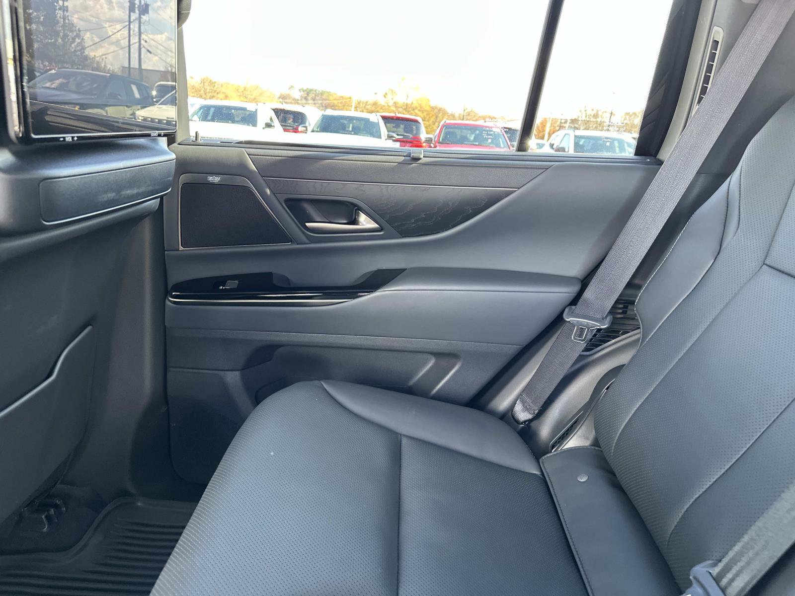 Used 2024 Lexus LX 600 4WD w/ Luxury Package image 16