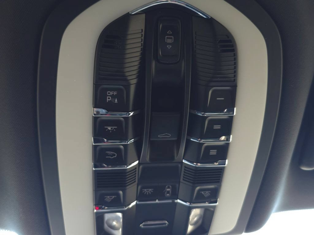 Used 2023 Porsche Macan Turbo AWD/4WD image 28