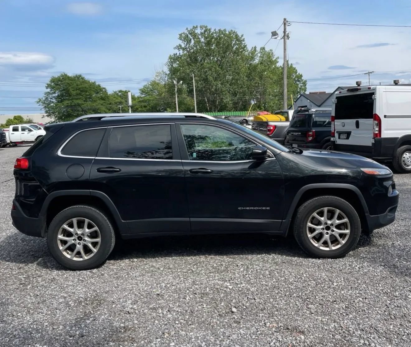 Used 2014 Jeep Cherokee Latitude w/ Cold Weather Group AWD/4WD image 3