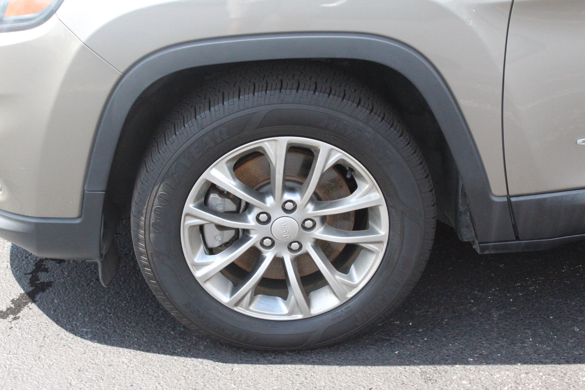 Used 2020 Jeep Cherokee Latitude Plus FWD image 10