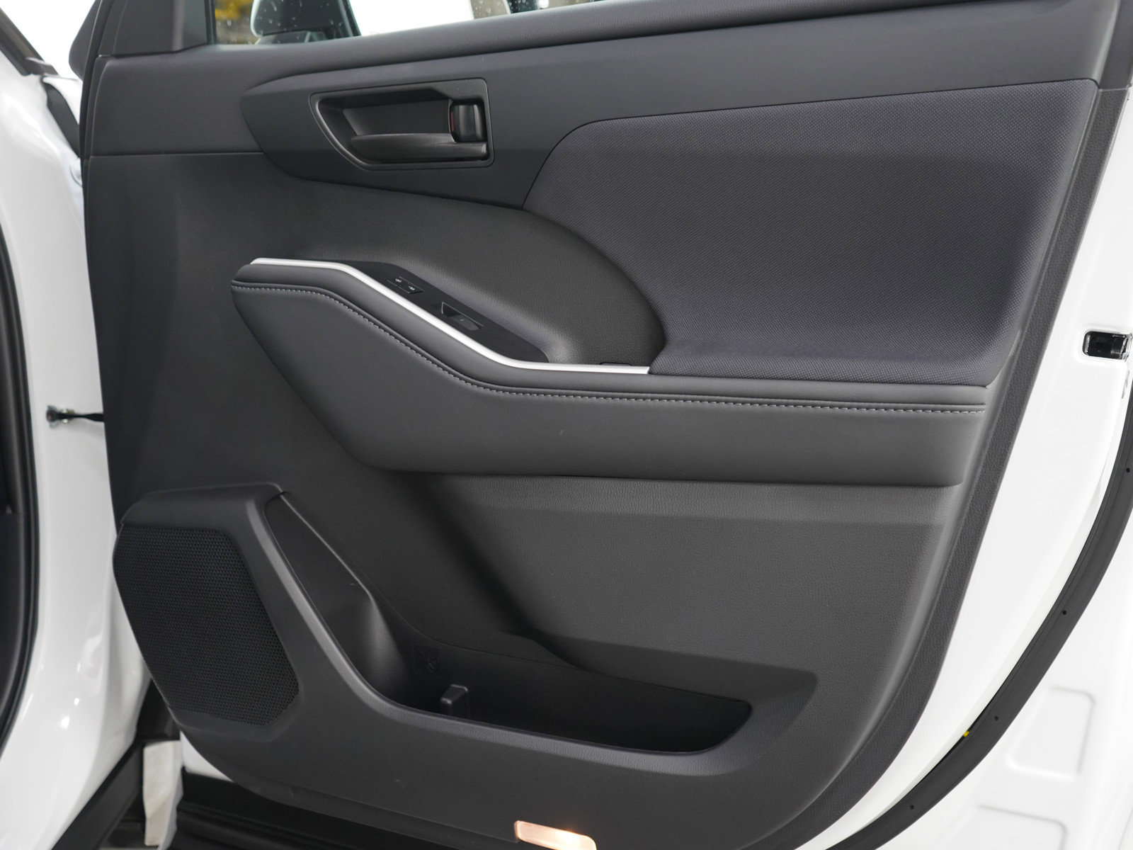 Used 2024 Toyota Highlander LE image 9