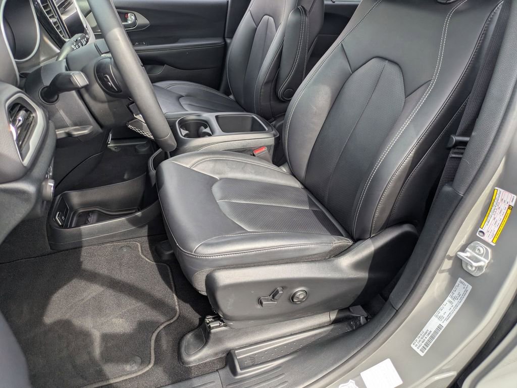 Used 2025 Chrysler Pacifica Select image 14