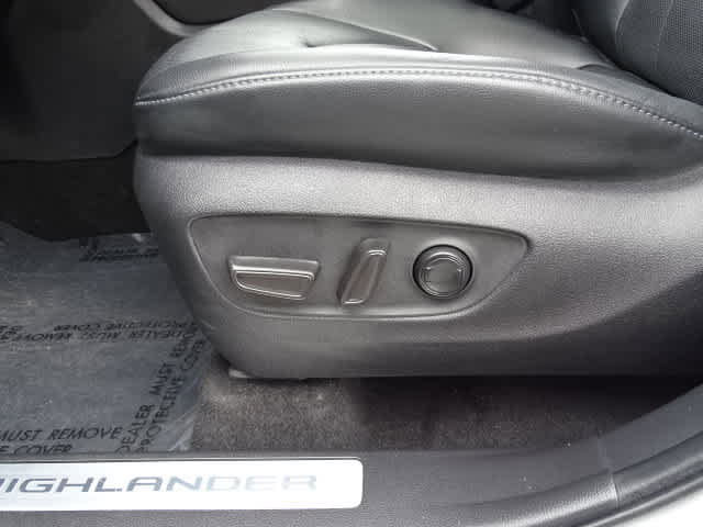 Used 2024 Toyota Highlander Limited FWD image 17