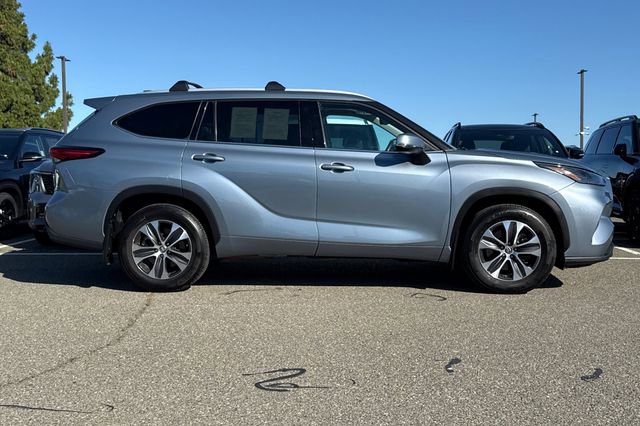Used 2022 Toyota Highlander XLE AWD/4WD image 3