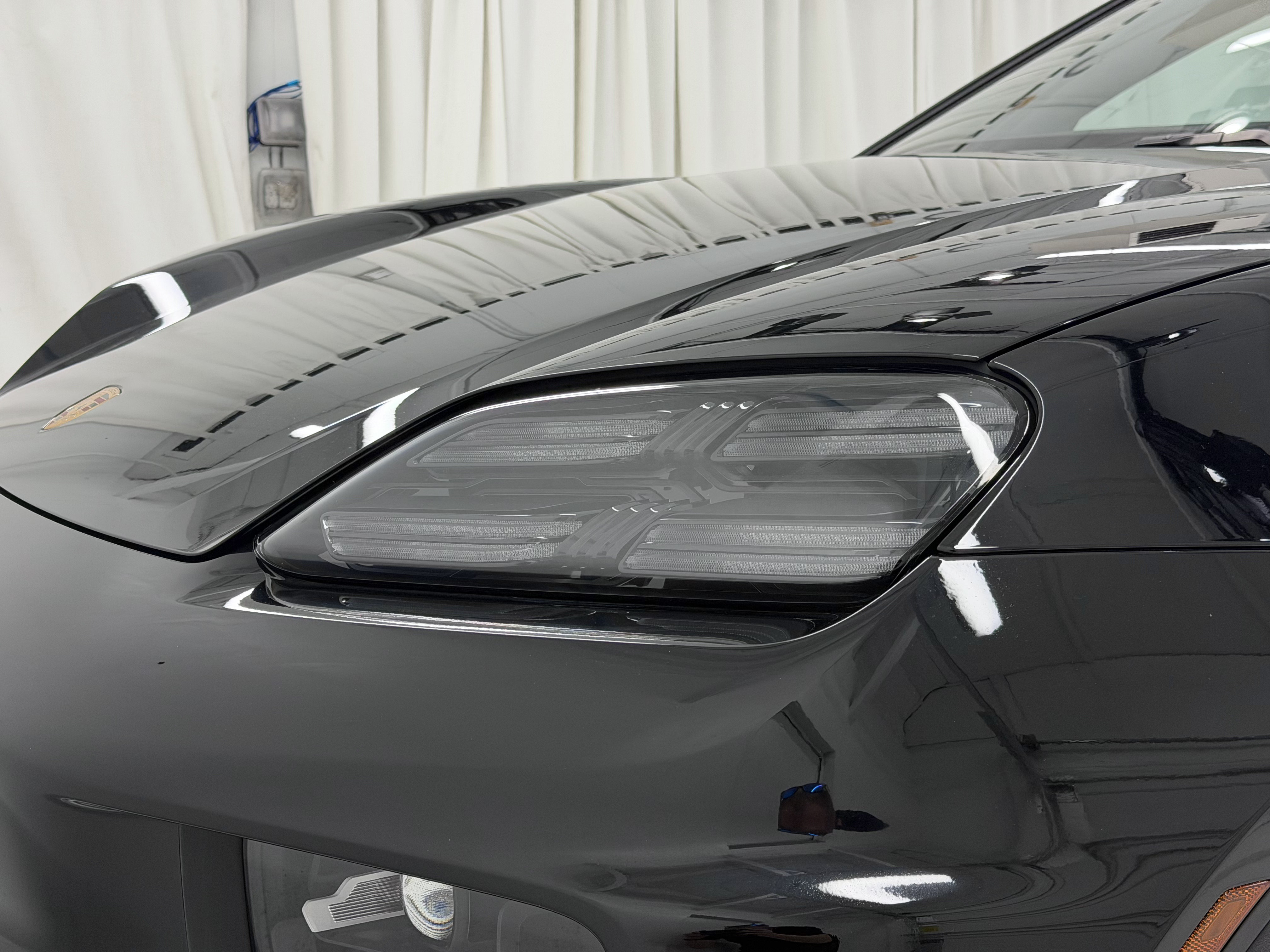 Certified 2025 Porsche Macan Electric RWD image 17