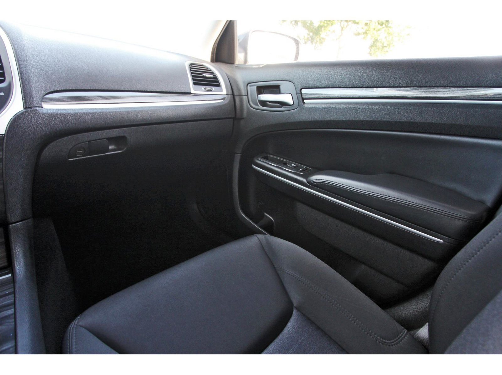 Used 2022 Chrysler 300 Touring w/ Sport Appearance Package RWD image 14
