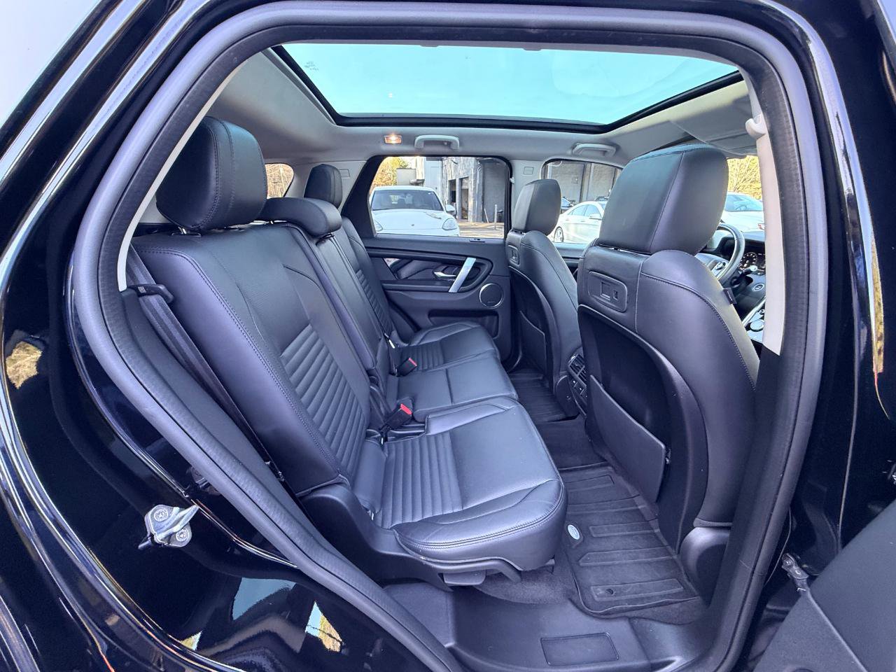 Used 2020 Land Rover Discovery Sport SE image 15