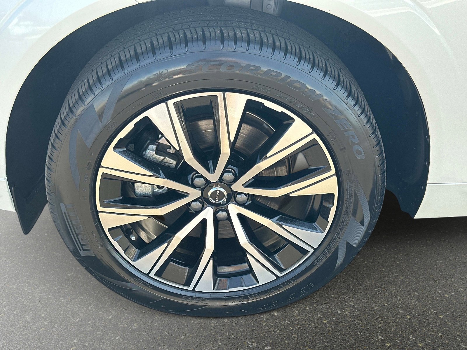 Certified 2025 Volvo XC60 B5 Plus image 10