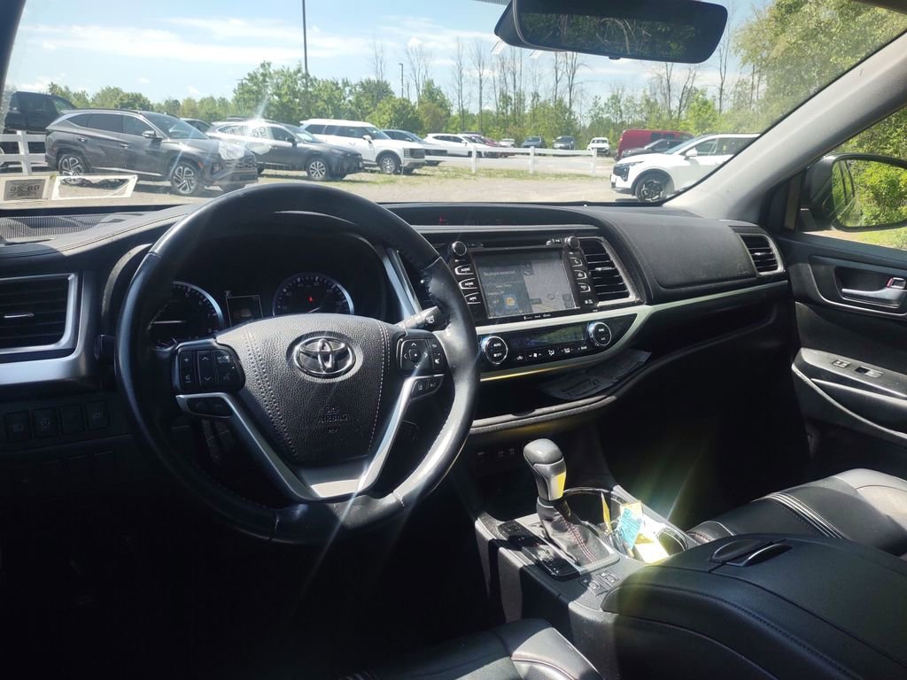 Used 2019 Toyota Highlander SE AWD/4WD image 9
