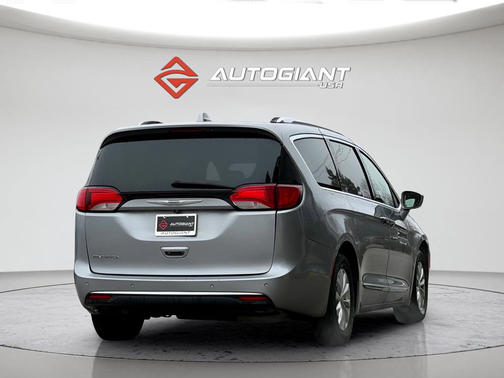 Used 2019 Chrysler Pacifica Touring-L FWD image 11
