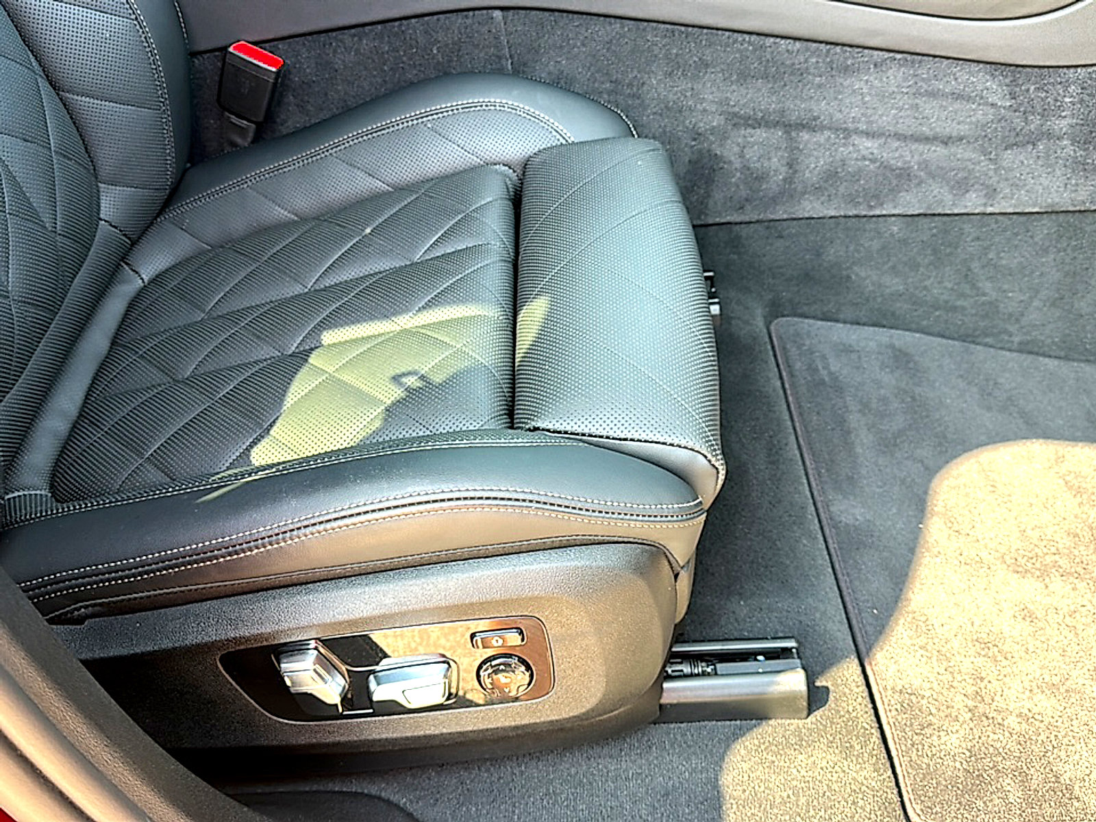 Certified 2025 BMW X6 xDrive40i w/ Climate Comfort Package AWD/4WD image 26