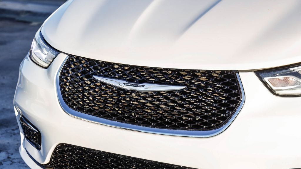 Certified 2023 Chrysler Pacifica Touring-L image 5