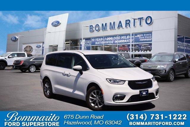 Used 2023 Chrysler Pacifica Touring-L w/ Uconnect Theater Family Group AWD/4WD image 1