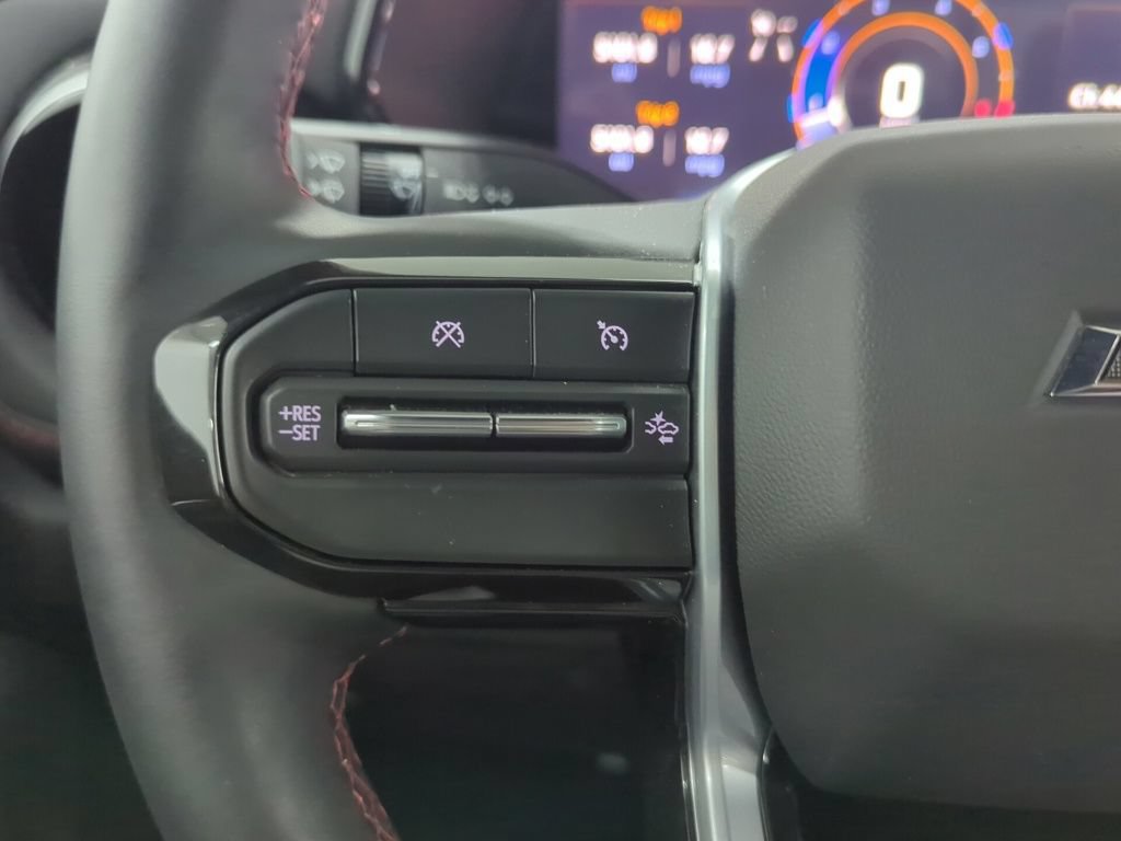 Used 2025 Chevrolet Colorado Z71 w/ Midnight Edition AWD/4WD image 13