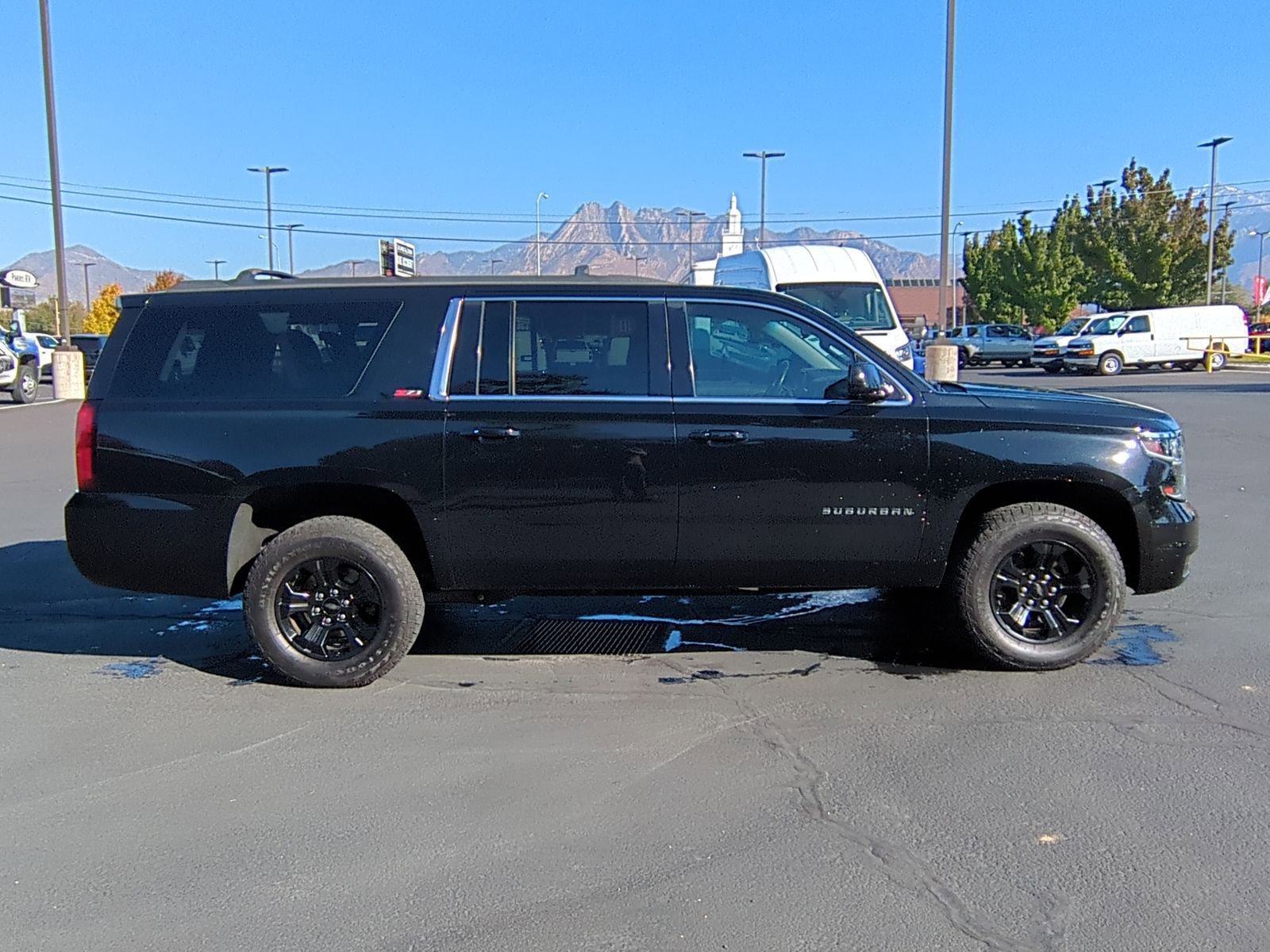 Used 2018 Chevrolet Suburban LT w/ Luxury Package image 7