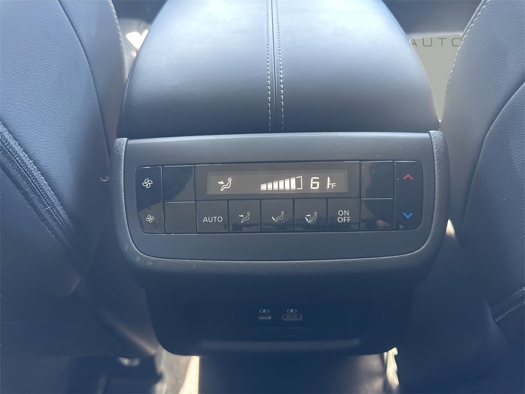 Used 2023 Nissan Pathfinder SL image 12