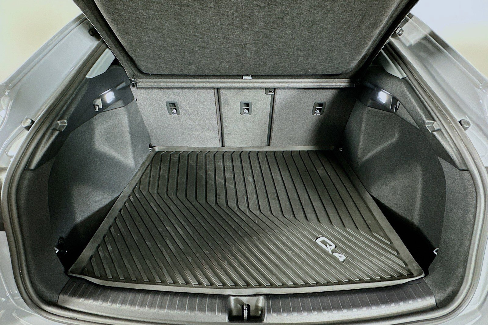 Used 2024 Audi Q4 e-tron Premium Plus w/ Premium Plus image 22