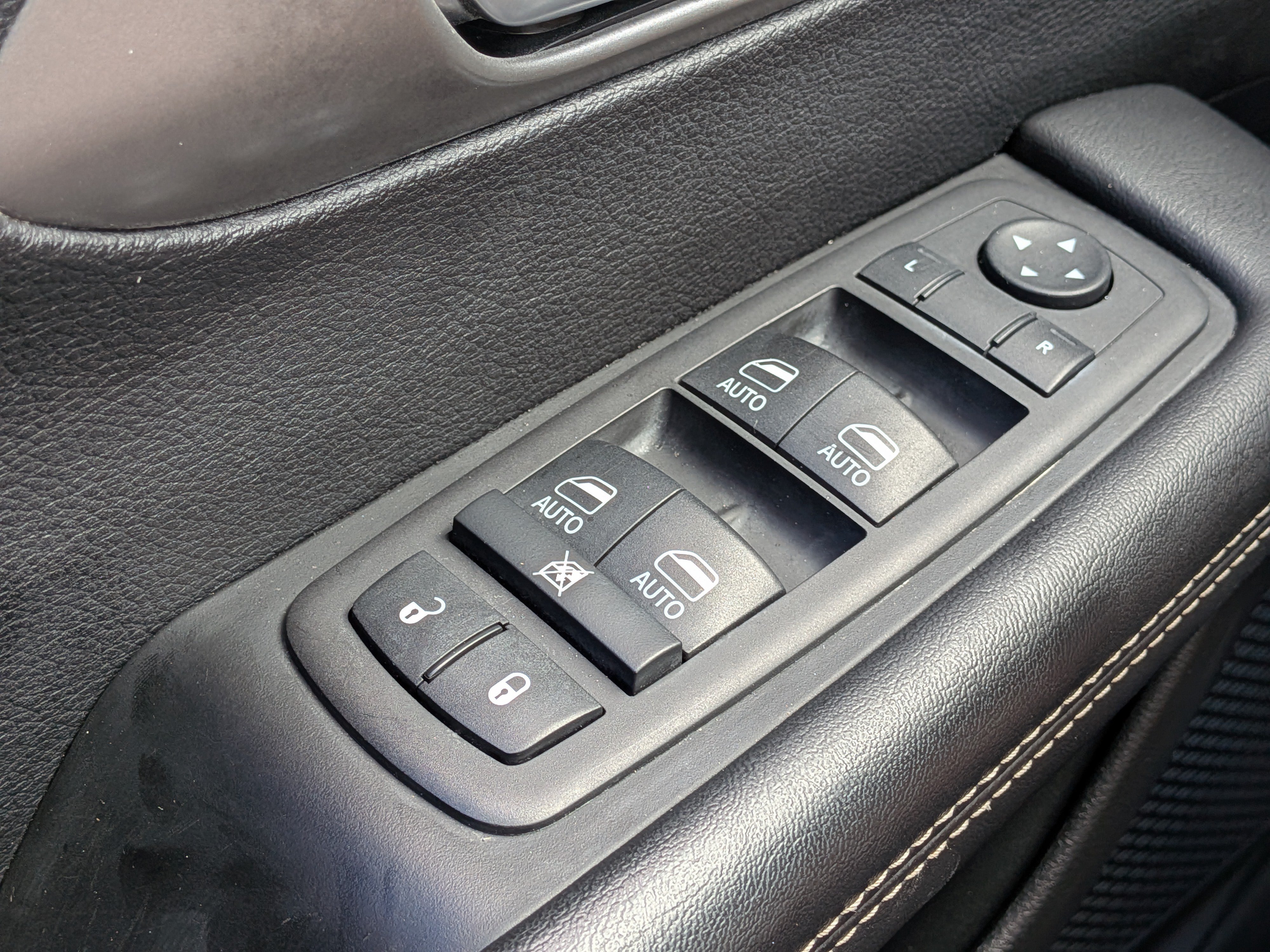 Used 2025 Chrysler Pacifica Select FWD image 24