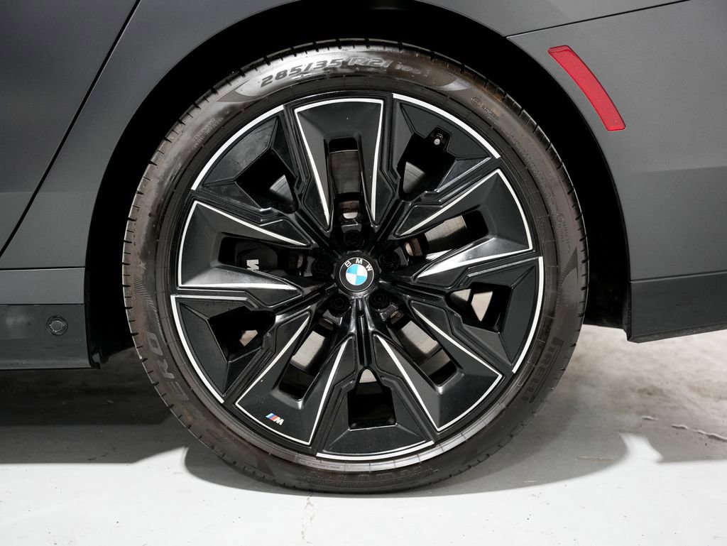 Used 2023 BMW 760i xDrive w/ Executive Package image 39