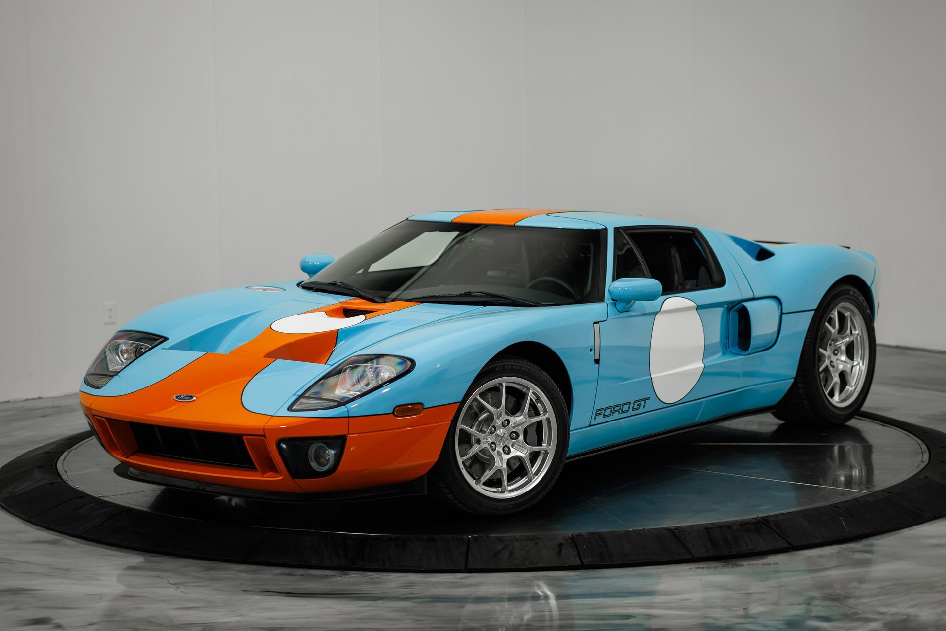 Used 2006 Ford GT RWD image 3