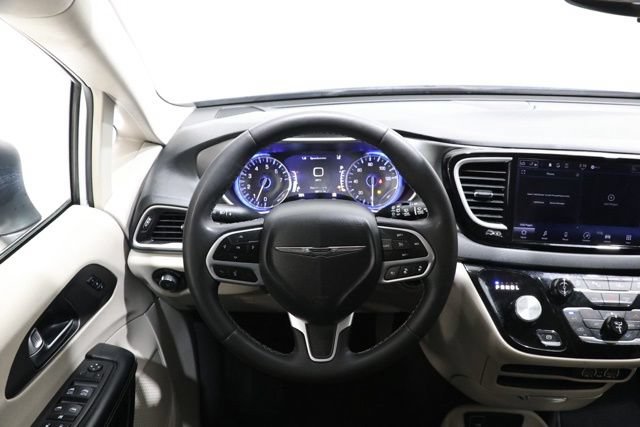 Used 2023 Chrysler Pacifica Touring-L FWD image 13