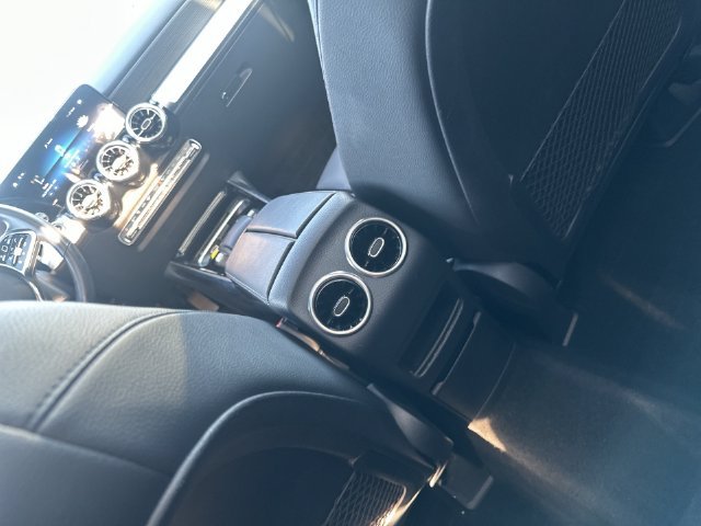 Used 2023 Mercedes-Benz GLB 250 4MATIC w/ Premium Package image 30