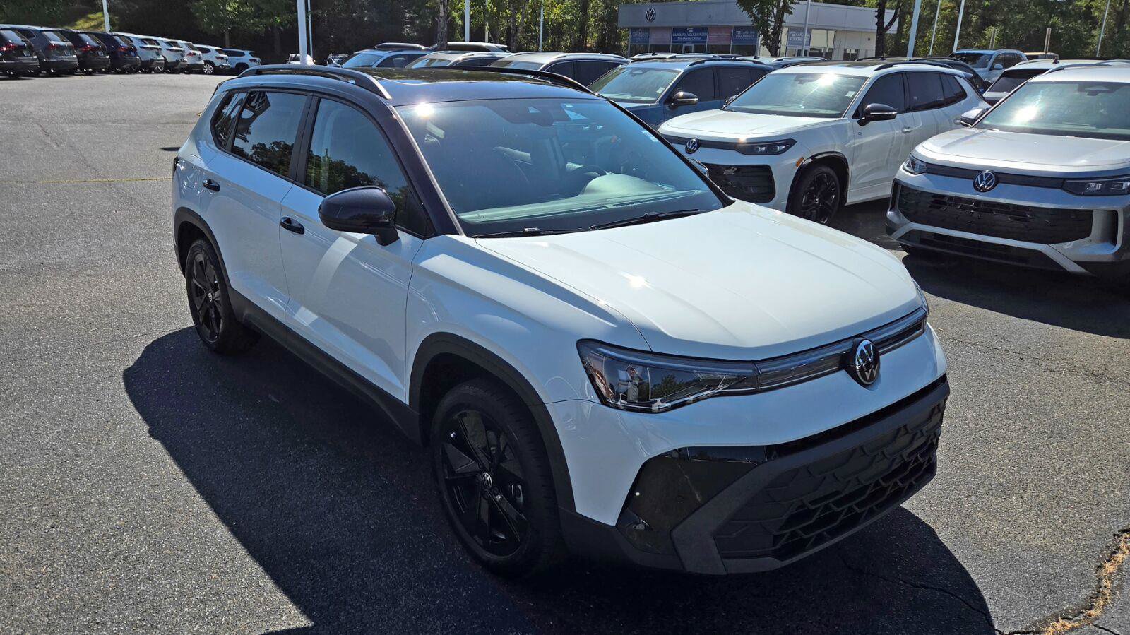 New 2027 Volkswagen Taos SE FWD image 6