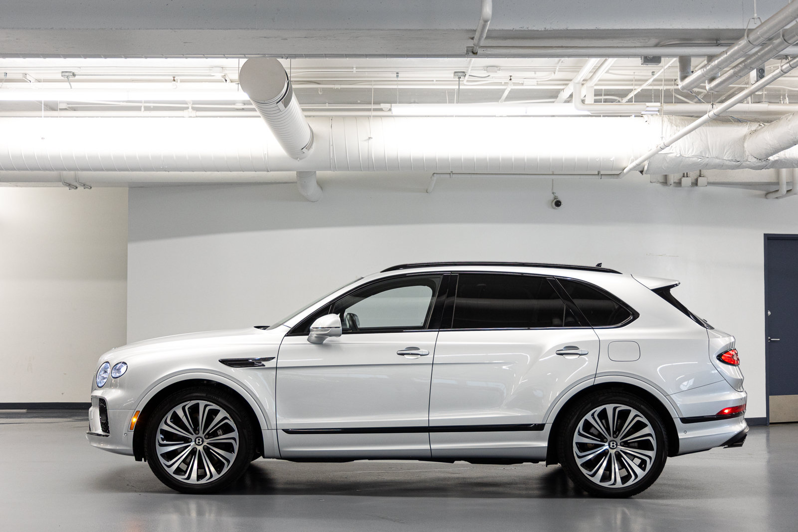 Certified 2023 Bentley Bentayga Plug-In Hybrid AWD/4WD image 3