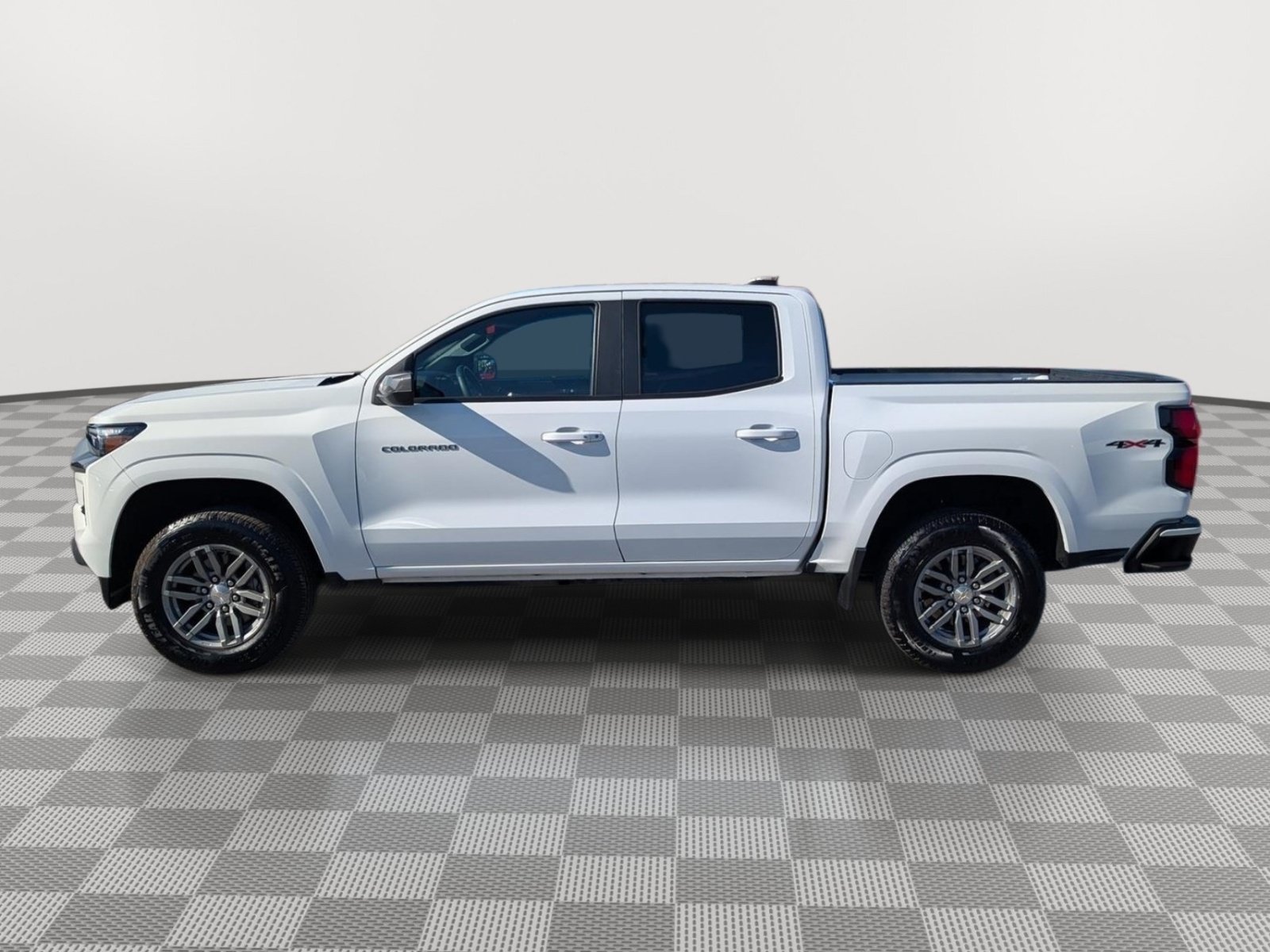 Used 2024 Chevrolet Colorado LT w/ LT Convenience Package III AWD/4WD image 2