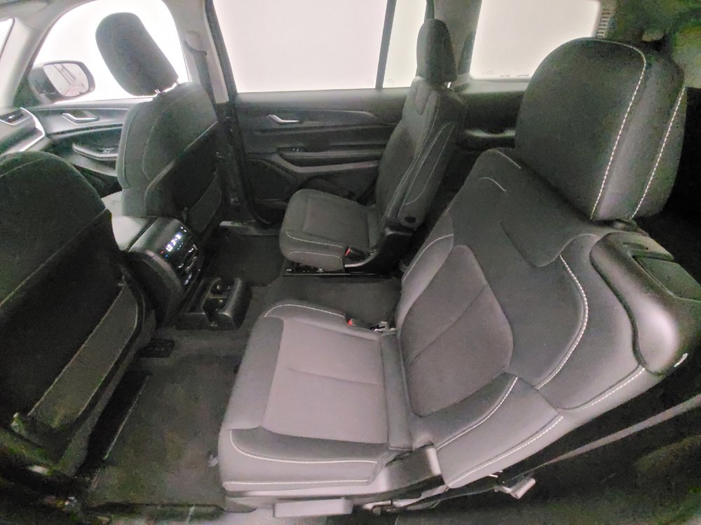 Used 2023 Jeep Grand Cherokee L Laredo image 18