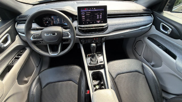 Used 2023 Jeep Compass Latitude w/ Sun and Sound Group AWD/4WD image 31