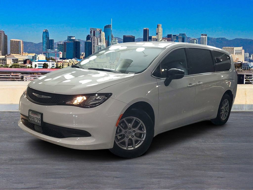 Used 2025 Chrysler Voyager LX image 2