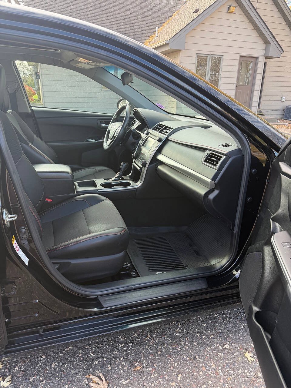 Used 2016 Toyota Camry SE w/ Moonroof Package FWD image 13