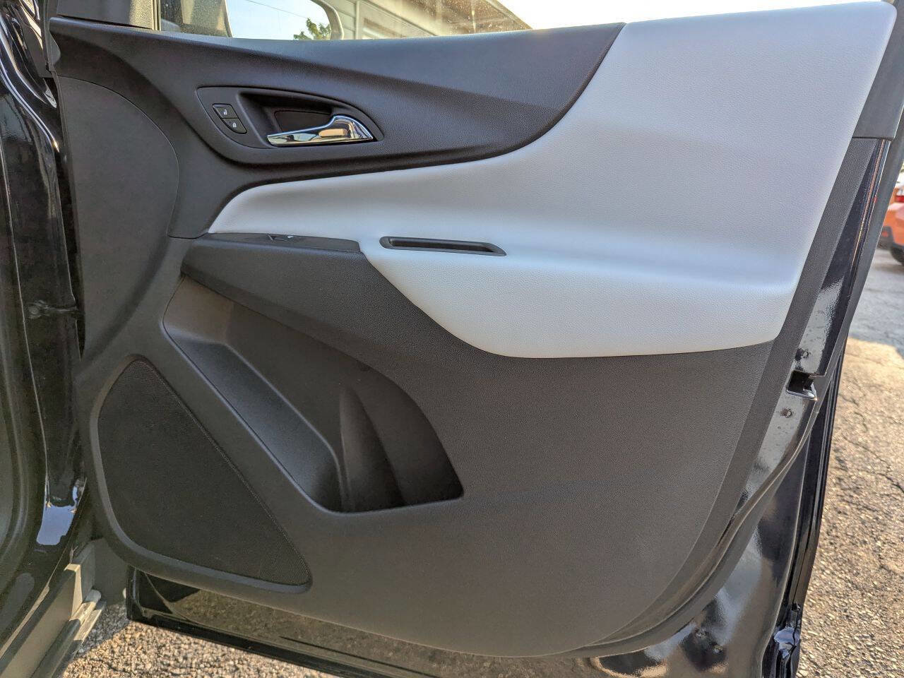 Used 2020 Chevrolet Equinox LS w/ LPO, Cargo Package image 9
