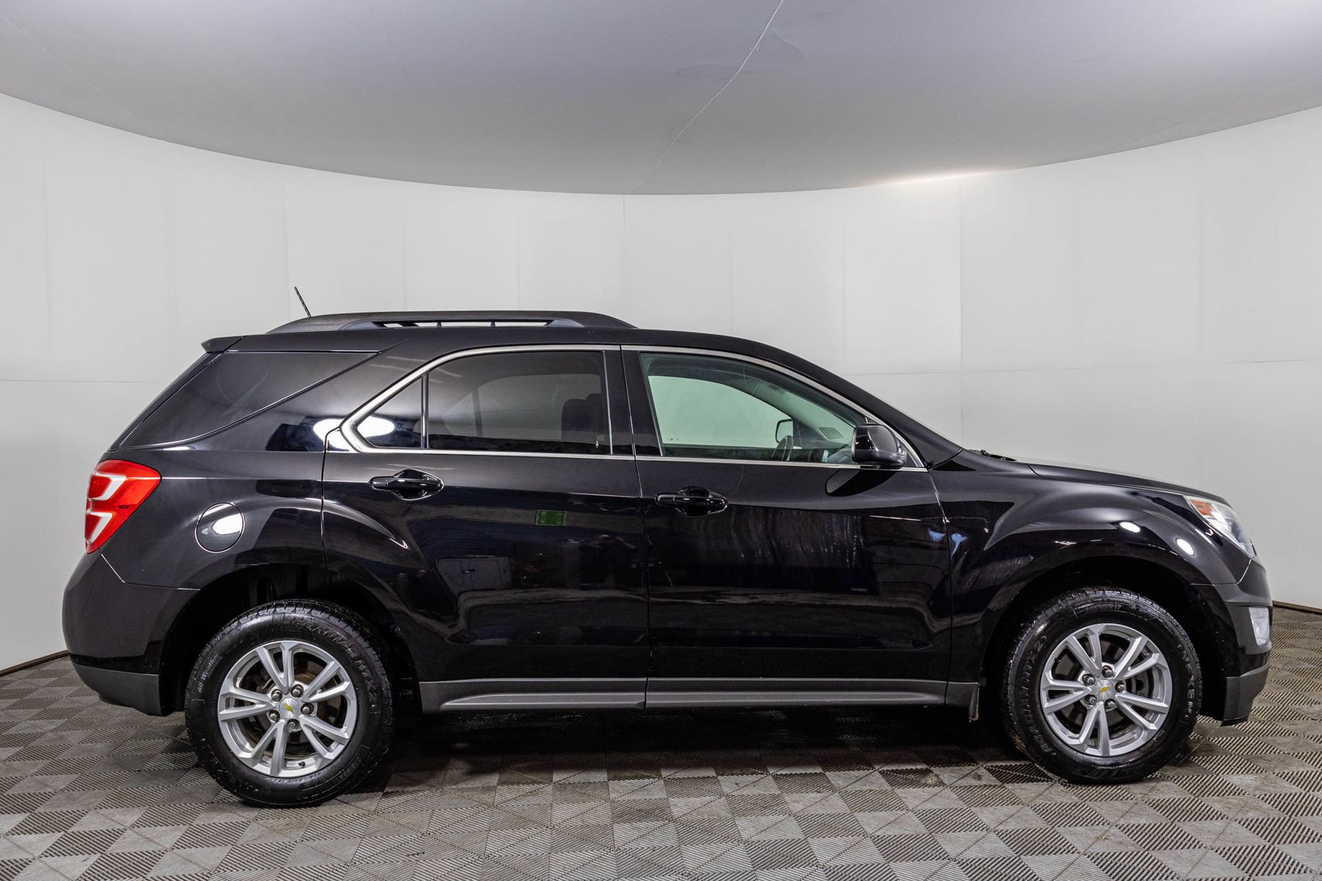 Used 2017 Chevrolet Equinox LT w/ Convenience Package image 12