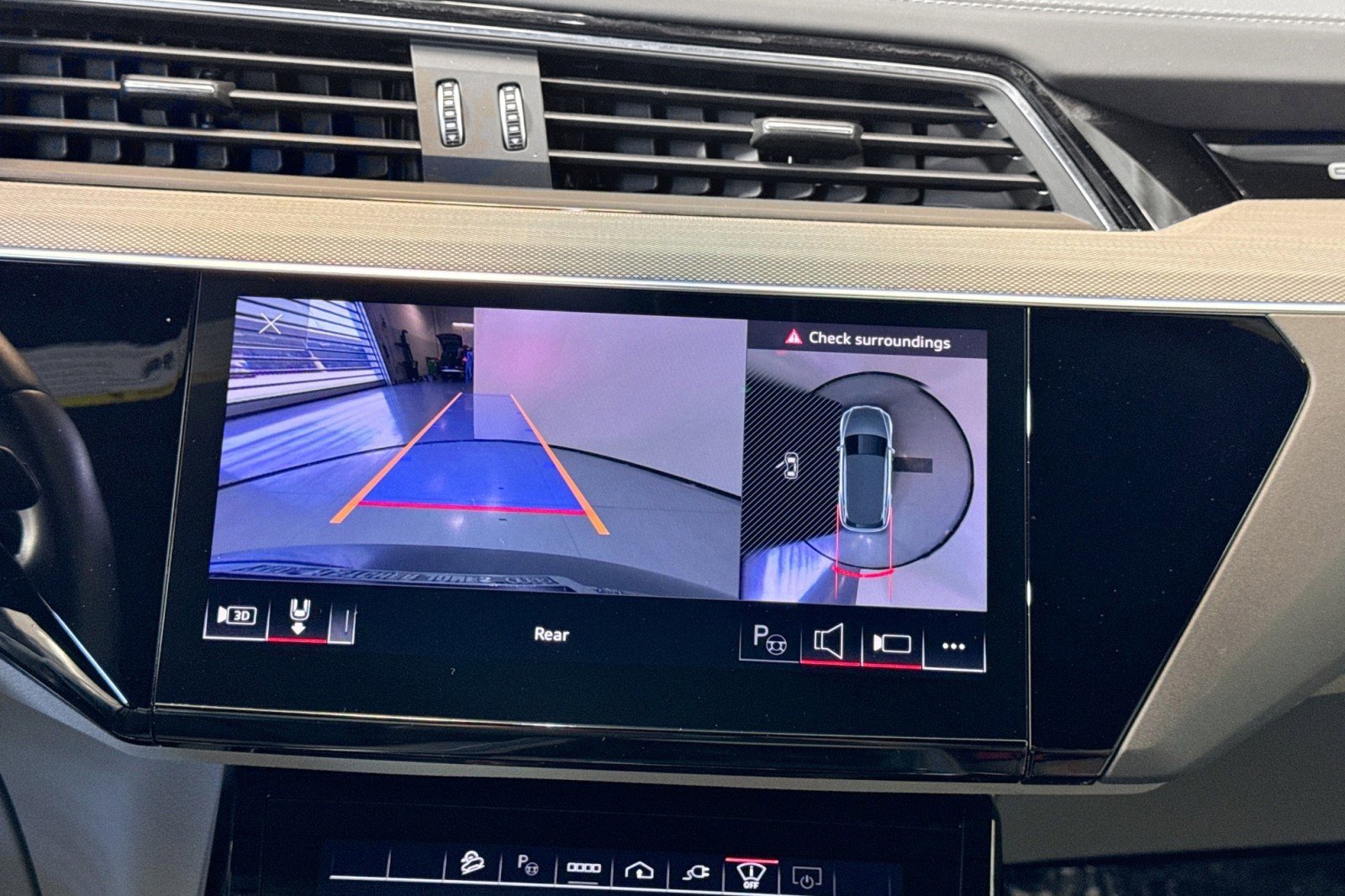 Used 2024 Audi Q8 e-tron Prestige w/ Prestige Package image 14