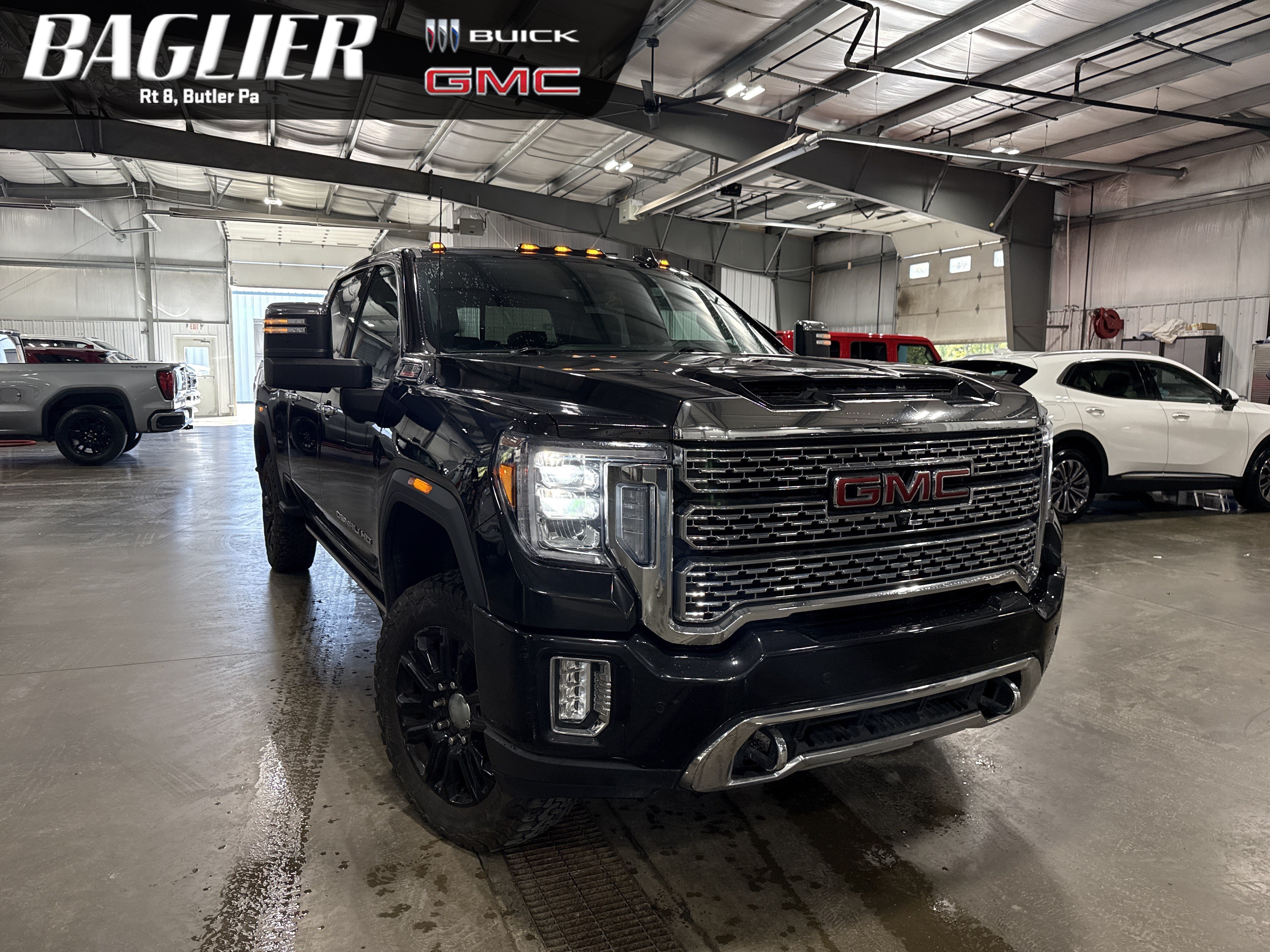 Used 2023 GMC Sierra 2500 Denali w/ Denali Black Diamond Edition AWD/4WD image 1