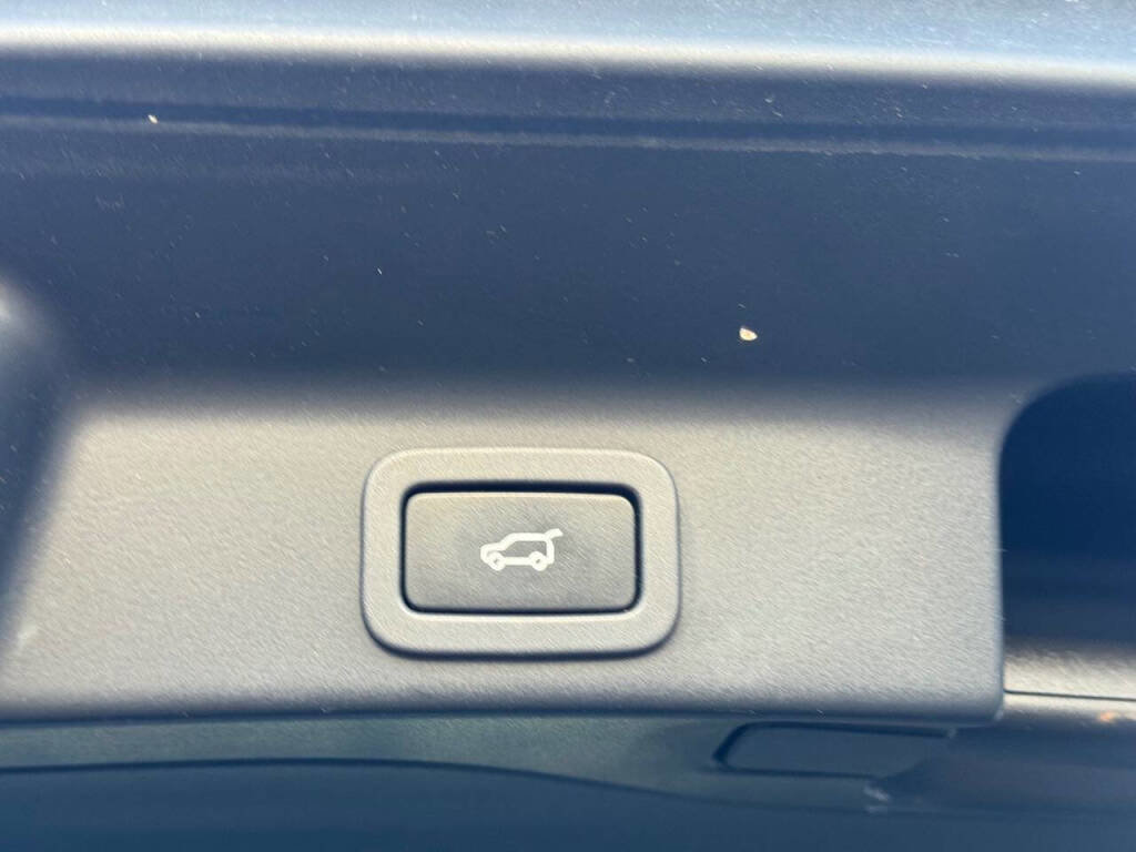 Used 2018 Jaguar F-PACE Premium image 32
