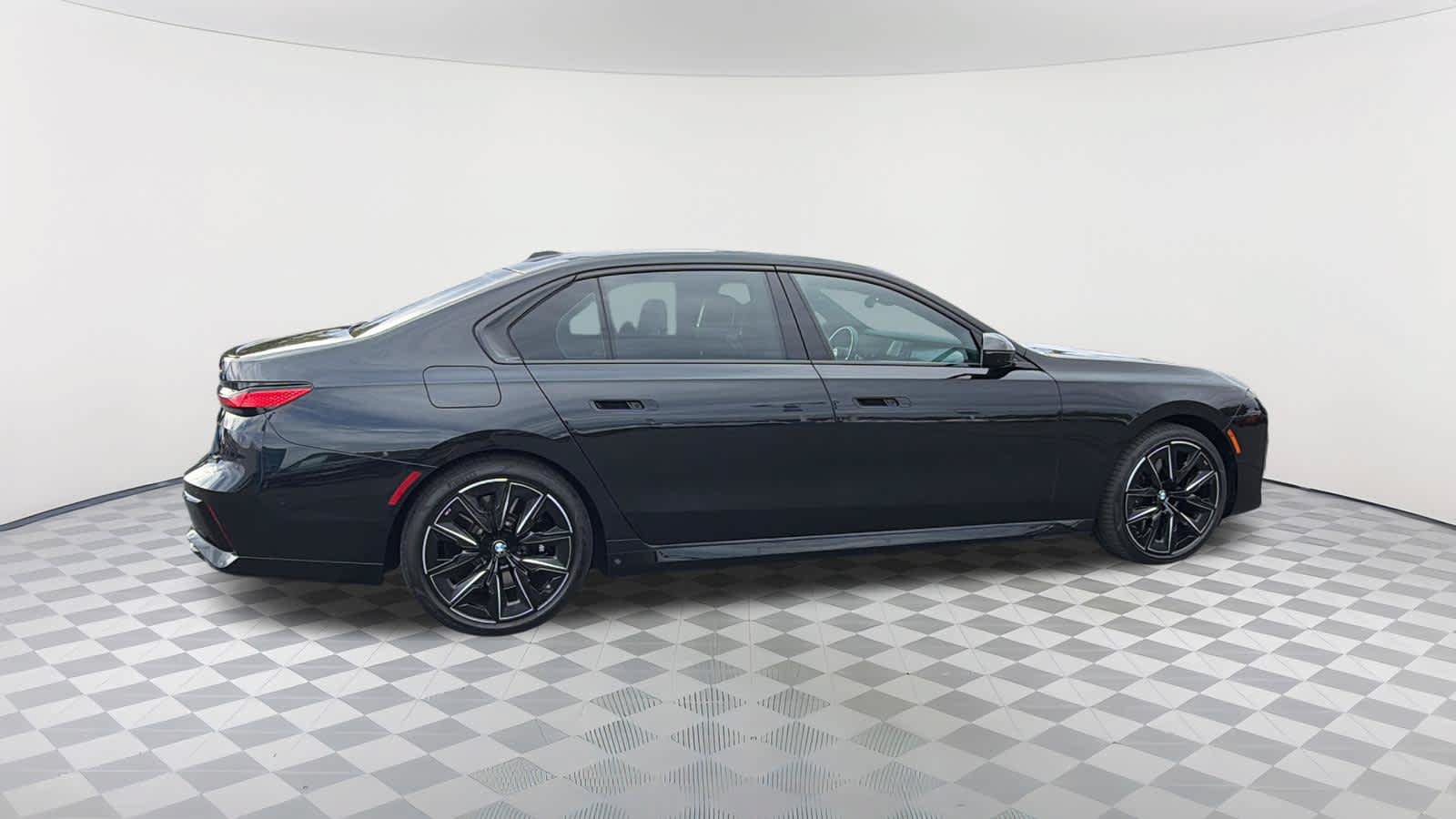 Used 2023 BMW 760i xDrive w/ Executive Package AWD/4WD image 4