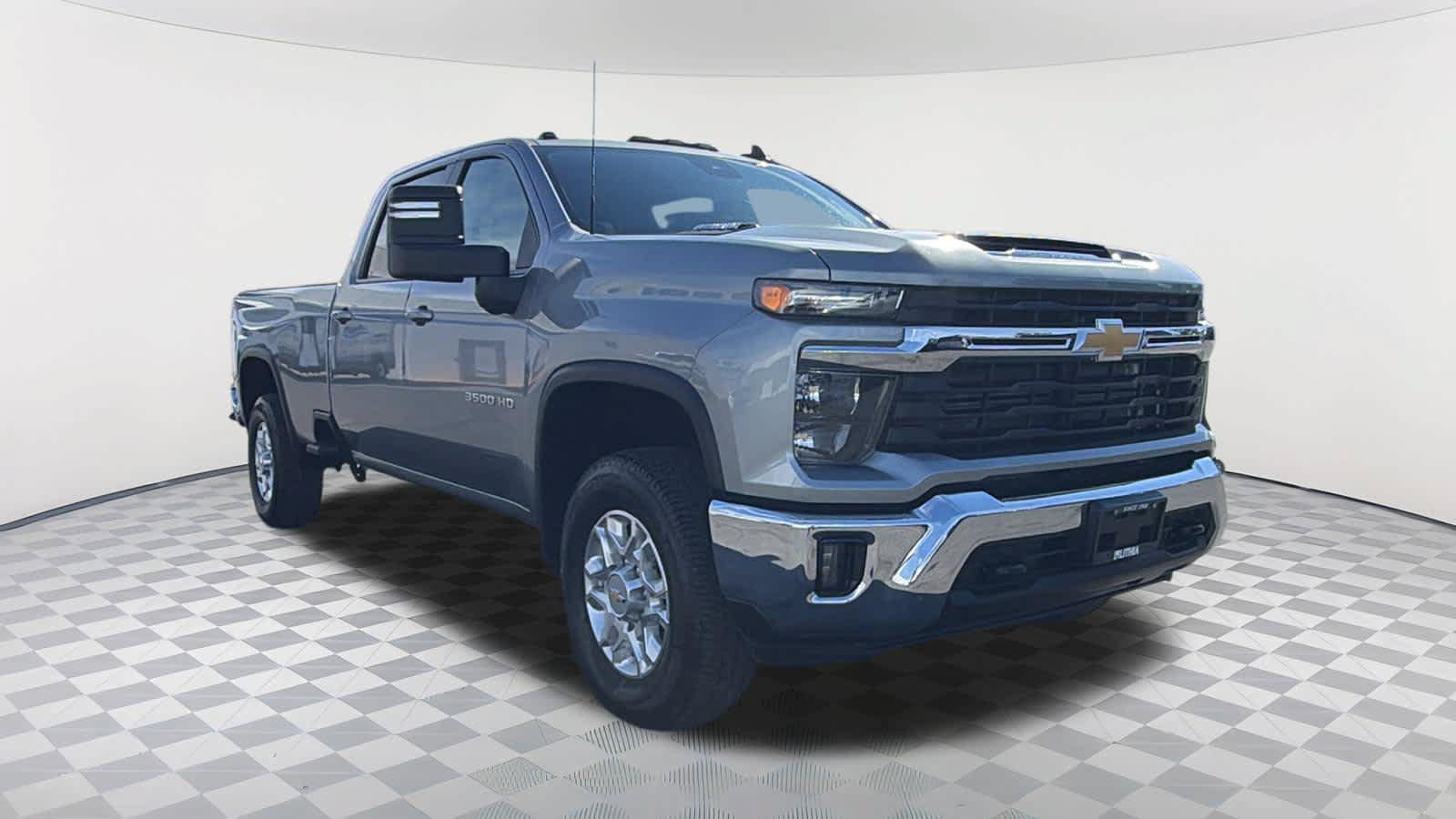 Used 2025 Chevrolet Silverado 3500 LT AWD/4WD image 3